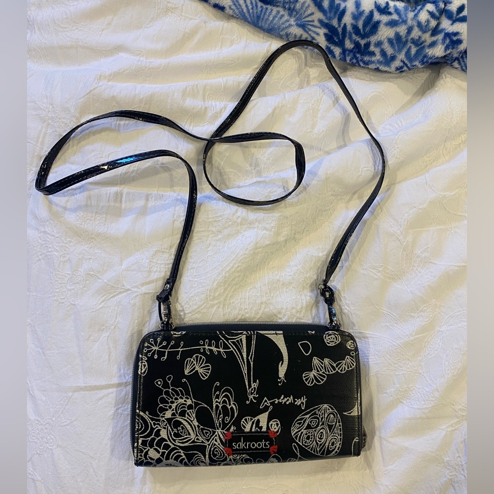 🌷Sakroots Black White Doodle Crossbody Wallet Bag 3/$30